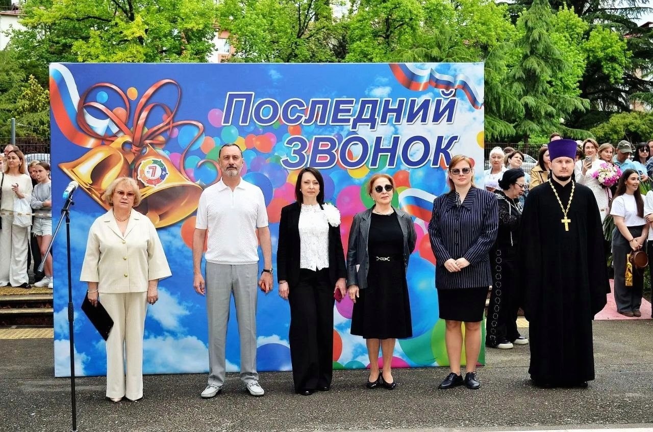 Депутат ЗСК Виктор Тепляков посетил последний звонок в Сочи