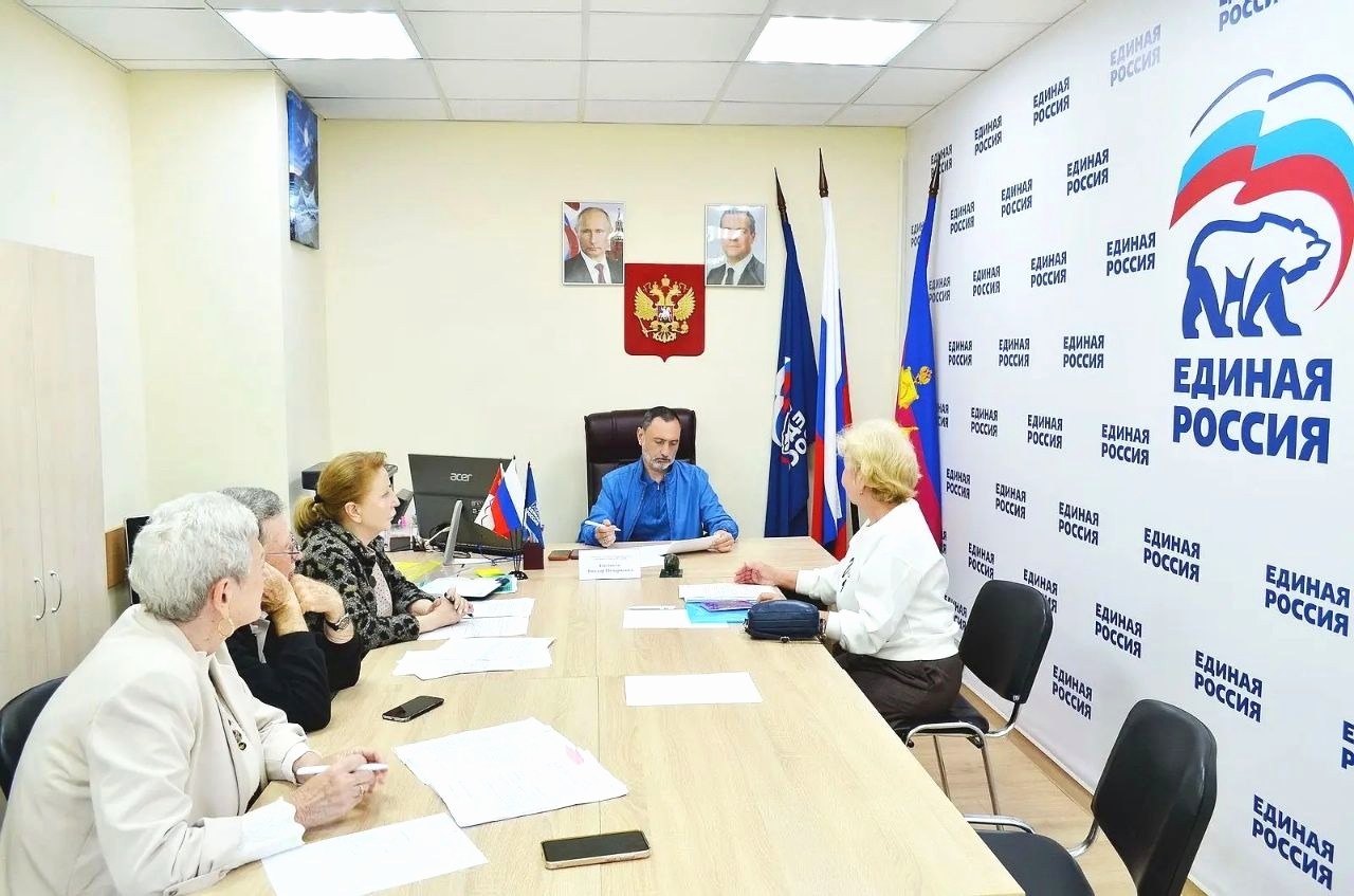 Депутат ЗСК Виктор Тепляков встретился с жителями Сочи в ЕР