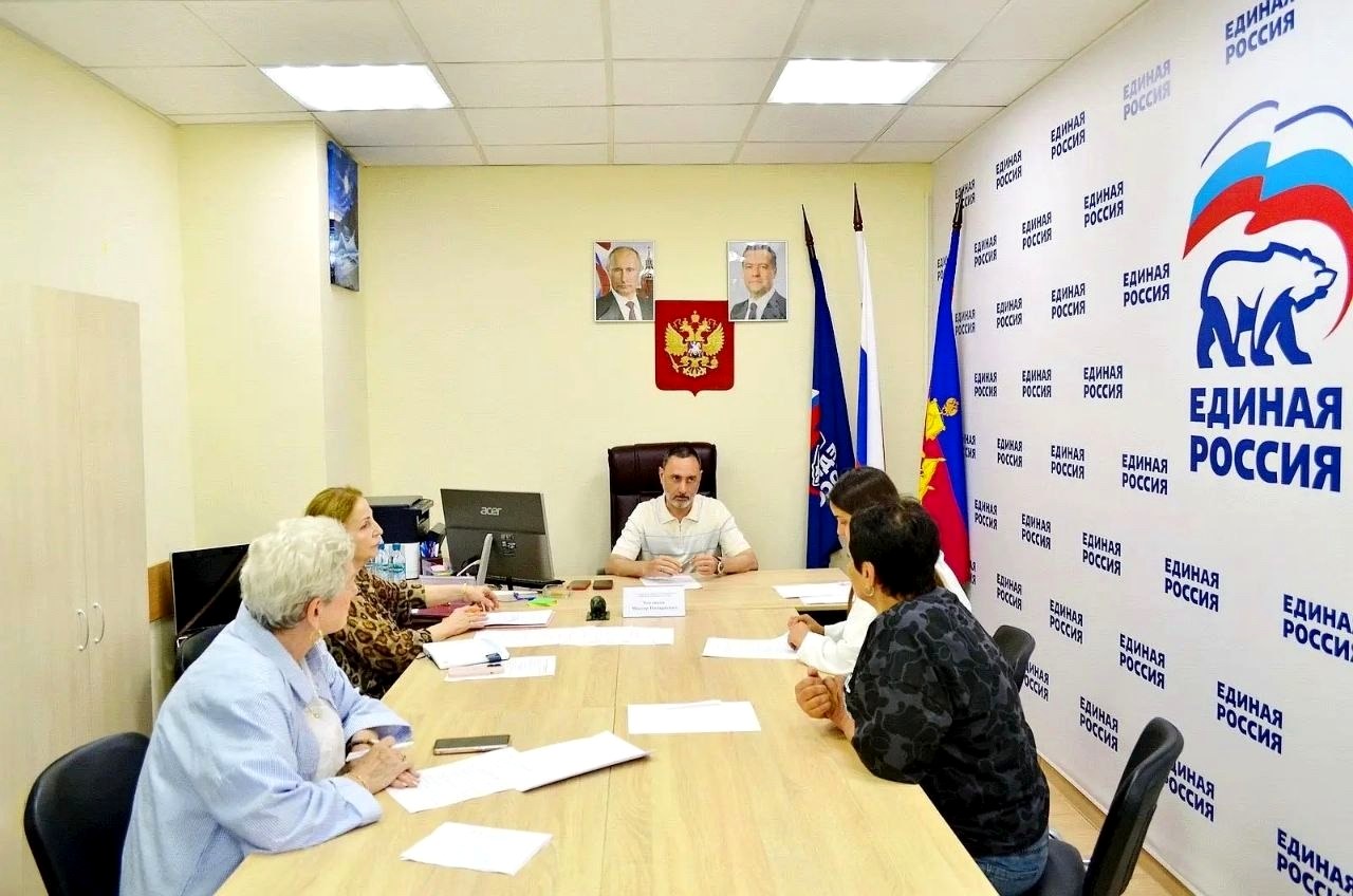 Депутат Законодательного Собрания Виктор Тепляков провел прием граждан в Общественной приёмной